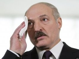 Вот  это - эффективно. Это вам не с белыми повязочками ходить, когда власть прямым текстом вас на йух послала, выборы сфальсифицировала и выгнала кучу ОМОНА-а чтоб те недовольных палками били. Революции не делаются  хлопанием в ладоши и криками "Уходи".