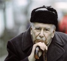В 1993 году квартиру Плятта ограбили. В газетах писали, что воры «унесли с собой столовое серебро на 12 персон и 20 государственных наград актера, в числе которых была и золотая звезда Героя Социалистического Труда». - как рука поднялась у этих нелюдей