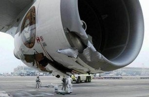 судя по размеру мотора это единственный самолёт на фотографиях, а всё остальное какие-то самолётики
молодцы Айроны, с размахом, на 747м, вроде пилот у них фронтмен группы 
там у буксира, который тянул самолёт, выпал буксировочный болт и самолёт его аккуратненько догнал..  с движками фигня - обшивка пострадала, но на обоих, а вот стойку шасси ухандокал об буксир знатненько, но починили вроде за 2 недели