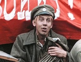 Великолепная актриса.
НО, думаю, реклама в "Тете Асе" ни при чем.
В то время и позже многие великие актеры доходили до ручки.
Сам видел Золотухина, поющего в переходе у метро Таганская.