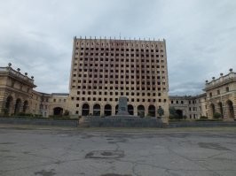 Абхазия... г. Сухум... и заброшенный посёлок к плато...
Оттуда ушел Русский мир, и вдруг выяснилось, что ничего сами Абхазы и не могут построить...