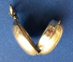 Я честно сказать не знаю. Но судя по найденным в инете похожим вещицам это таки монетница, вот несколько других, и они судя всему были довольно толстые, потому там все же место под монетки есть: