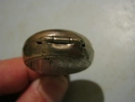 Я честно сказать не знаю. Но судя по найденным в инете похожим вещицам это таки монетница, вот несколько других, и они судя всему были довольно толстые, потому там все же место под монетки есть: