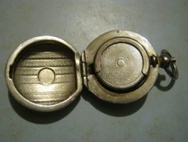 Я честно сказать не знаю. Но судя по найденным в инете похожим вещицам это таки монетница, вот несколько других, и они судя всему были довольно толстые, потому там все же место под монетки есть: