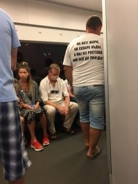 Можно было короче написать: "Долб@йоб". Ездил недавно по М4, возле Ростова видел надпись на машине: "1941-1945 можем повторить". Я думал такие долб@обы уже перевелись.