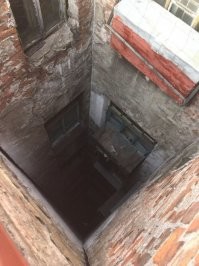 Бабушка у меня жила в неразгороженной коммуналке. Входишь в широченную парадную, поднимаешься по лестнице, заходишь в дверь, высокую и широкую. За ней коридор. Справа двери в хозяйские комнаты. Окнами на бульвар. Слева двери в служебные комнаты и кухню. Окнами во двор. Вполне нормальный, кстати двор. А прямо дверь, маленькая и узенькая на черную лестницу. И вот окна черной лестницы выходили как раз в такой колодец.