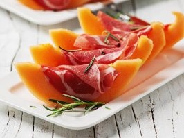 что за бред???
Prosciutto and Melon