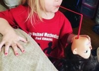 "Мне уже нужно беспокоиться?"

Конечно. Почему у девочки в таком возрасте уже ногти накрашены??