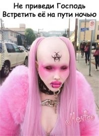 Женщина увидела на семейной фотографии страшную тень и решила переехать в другой дом