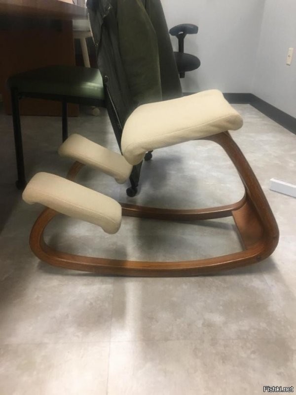 "Ортопедический коленный стул. Человек садится на сиденье, колени кладет на подставки, ноги вниз, под сиденье"