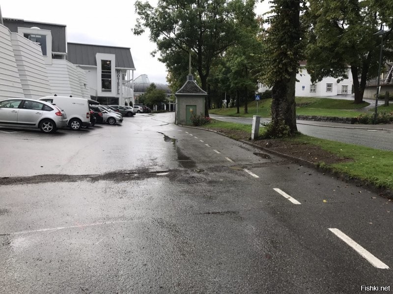 Вот перед глазами и вдоль по улице 
Приехал на парковку и... не понимаю, почему парковщиками работают двое детей. 
Тем более, что занятия в школах начались еще 17 авг а спрашивать незнакомых ребят как то здесь не принято.