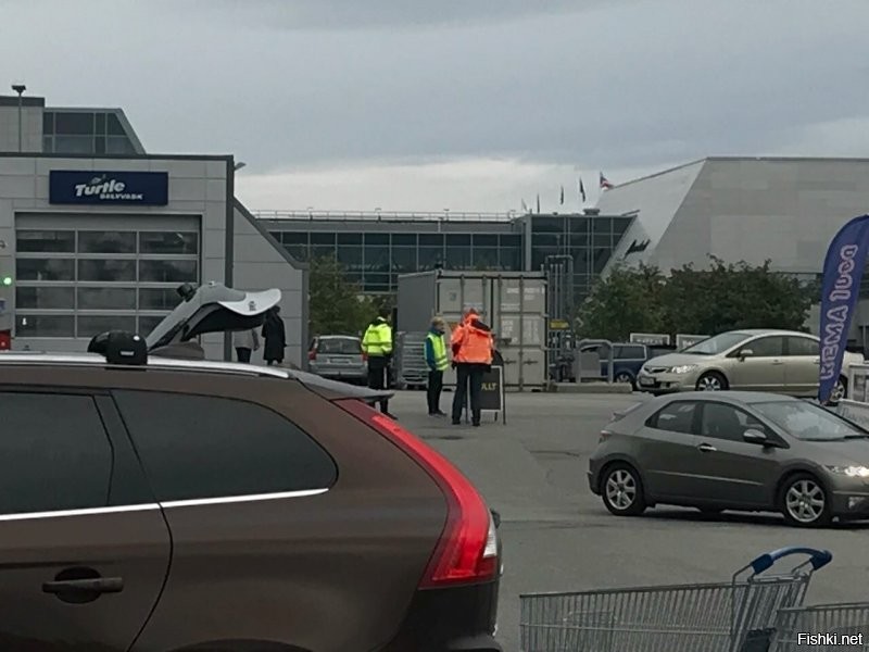 Вот перед глазами и вдоль по улице 
Приехал на парковку и... не понимаю, почему парковщиками работают двое детей. 
Тем более, что занятия в школах начались еще 17 авг а спрашивать незнакомых ребят как то здесь не принято.