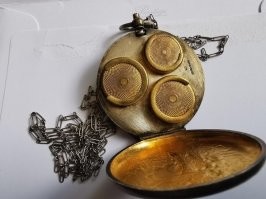 как туда монетки влезут?