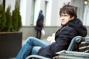 Ну знаете ли, придираться к фантастике и фентези - это большого ума не надо. Там жеж всё вымышленное. В целом и художественные фильмы набиты ляпами, но сценаристы порой сознательно идут на некоторые ляпы в повествовании, чтобы сюжет случился и события произошли. Ну и это  хороший приём, чтоб повысить положительные эмоции от просмотра фильма - когда среднестатистический человек, видит ляп во время просмотра, и чувствует себя умнее чем герой фильма, лаская своё ЭГО и в мозгу себе говоря "ну я знал что убийца - дворецкий", "А вот не надо было разделяться в лесу и искать маньяка", "Картошка в марсианском грунте расти не будет". 
Если убрать из кино-вселенной ляпы, нелогичные действия персонажей, рояли в кустах и сюжетные костыли - 99,9%  событий не произойдёт, и показывать придётся в основном документальные фильмы (в которых, кстати есть тоже ляпы или спорные моменты, зачастую навеянные тем, что несколько сторон участников тех или иных событий по разному смотрят на эти события).
Есть куча фильмов которые не просто обладают ляпами, а состоят из них полностью, являясь лютым шлаком, но для них Бог отдельно создал специального человека :)