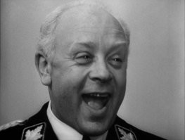 А по поводу "злодеев". Таких очаровательных "фашистов", до неприличия очаровательных. Ну я не знаю.