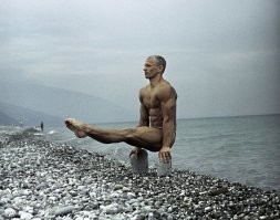 В какой то из подборок раньше читал, что он троеборец.