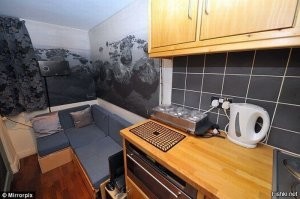 Ага, а вот в богатой Европе есть такие квартирища, что могут даже в одну фотографию не влезть...
----
Снимок сделан сидя на унитазе.