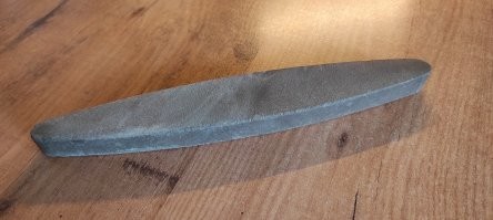 *Оселок для бритв*
Оселка нет, точильный камень с тех времен до сих пор в работе...)