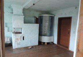 Могу объяснить для чего это сделано. Потому что как то делал аналогичное. 
Один человек продавал квартиру и хотел купить дом. Так как собственником одной из долей квартиры был ребенок, требовалось распоряжение органов опеки на такую продажу. Отец ребенка объяснил, что вместо квартиры будет куплен дом, который уже был выбран. Вот в таком же состоянии как на фото. Органы опеки были не против, но основное условие, чтобы в приобретаемом доме были все удобства как в квартире. Вот тогда мы с хозяином дома и нагородили бутафорских душевых, унитазов и т.д. Просто поставили в разных углах дома, сфотографировали и отправили в опеку. И да...сантехнические сооружения ни к чему не были подключены. Благополучно получили разрешение. Человек продал квартиру, купил дом и уже потом сделал в нем ремонт и провёл все коммуникации.