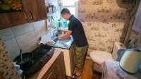 Я конечно все понимаю обстоятельства условия. Но ***, срать/смывать и тут же готовить еду или есть, все это разлетается по продуктам, тарелкам, столам.