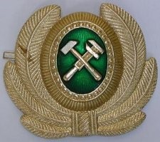 Вспомнил где эту штуку видел.
Кокарда железнодорожника.