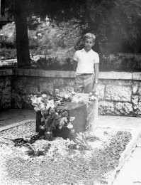 Могила Нади Курченко в Сухуми. 1978 год