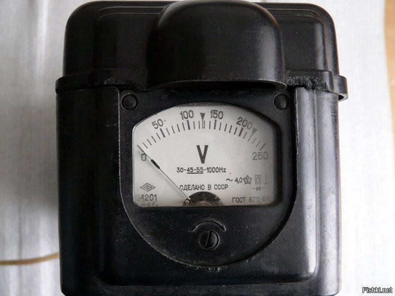 Да почти всё это было в начале 90-х почти в каждой семье. Из-за дефицита и малой номенклатуры производимого оборудования, в малых городах. зачастую вообще всё у всех было одинаковым - что завезли в местный универмаг - то и покупали. Белую зависть вызывал человек, которому удавалось разжиться чем-то импортным, или редким. Вроде  хорошего видеомагнитофона, или японского двухкассетного музыкального центра с эквалайзером, или просто качественные сапоги или пальто из Прибалтики или ГДР.