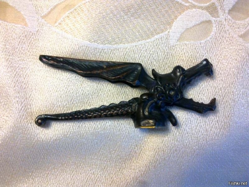 Да почти всё это было в начале 90-х почти в каждой семье. Из-за дефицита и малой номенклатуры производимого оборудования, в малых городах. зачастую вообще всё у всех было одинаковым - что завезли в местный универмаг - то и покупали. Белую зависть вызывал человек, которому удавалось разжиться чем-то импортным, или редким. Вроде  хорошего видеомагнитофона, или японского двухкассетного музыкального центра с эквалайзером, или просто качественные сапоги или пальто из Прибалтики или ГДР.