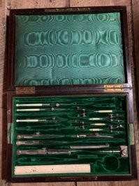 Пипец, народ уже не знает, что такое готовальня.