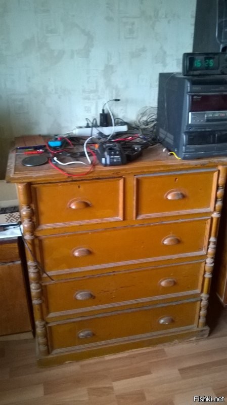 А вот мой. Его ещё мой дед делал. Но стиль похож