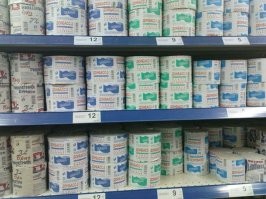 Люди тестируют баллончики с краской прямо на полу магазина