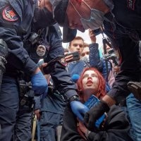 Фишки, вы когда уже редактор комментов, наконец, "прикрутите"?! 
Добавлю про "постановку" и "фотошоп", без последнего сегодня ни один уважающий зрителя автор не обходится. И хотелось бы мне посмотреть, как кто-нибудь умудрился бы вот этих ребяток "поставить" - @petrosphotos 3 weeks ago "Мадонна Конституции":