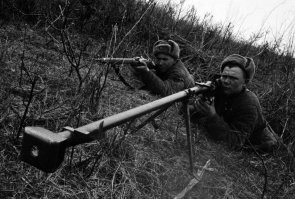 Эти ребята не по столбам бетонным стреляли...