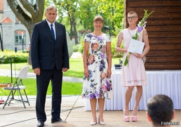 Бедный муж, в его взгляде видна вся боль этого мира.  Жена дура, а сын .......