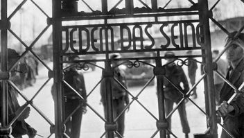 Фото ворот концлагеря "Бухенвальд". Перевод надписи:"каждому своё".
Если не в курсе.
Вы ТАКОЙ жизни псинам желаете. "Законы жизни".