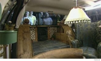 хотелось бы немного про подвеску и двигло у данного "дома" узнать, а то керамическая плитка, чугунина буржуйки и остальной фарш уже под полную весовую загрузку авто тянут, особенно при такой резине, с заявкой "всепроходности". Или это вариант для постоянной стоянки и любования? 
А то Кларксон уже мутил подобное, правда из мерса седана