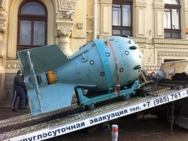 Реконструкция Политехнического музея, увозят экспонат - первую советскую атомную бомбу.