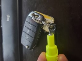 4. Висит как брелок на ключах постоянно. У меня кроме разрезания ремня, можно и стекло разбить. Там на пружине типа ударника. Цена пару долларов. Все друзьям подарил. Пользовался один раз. Резал ремень, когда девушку заблокировало в авто после ДТП.