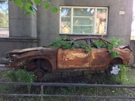 Эстония - Пярну , судя по виду это был а4 . Внутри машины растет тыква . Там и не понял нахрена они это сделали :)