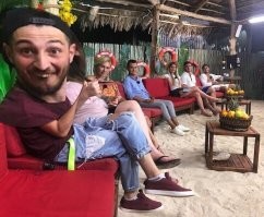 А этот кролик у них там главный герой - любовник ?