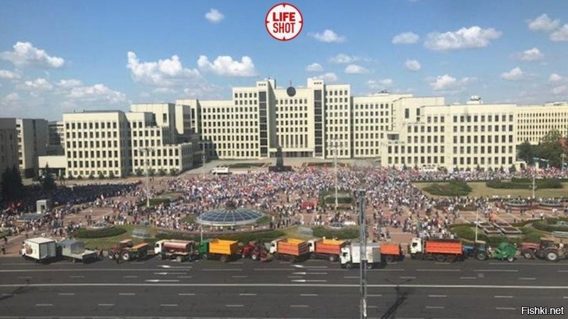 О том, как считают в Беларуси. На первом фото митинг за Лукашенко неделю назад, людей свозили со всей страны. На второй - протест в последнее воскресенье, та же самая площадь, только площадь видна полностью (а не 30% ее процентов сбоку которые видны на первом фото); митингующие были и с другой стороны от фотографии вдоль проспекта.
Так вот по официальным данным милиции на первом митинге "за" Лукашенко было 70 тысяч человек, а на втором "против" - максимум 20 тысяч... 
Детальный подсчет по площадям дает отличие ровно в 10 раз, и совсем не в официальную сторону (15 тысяч против 170, хотя тут можно играть с плотностью)...

PS Вот точно также и голоса на выборах "посчитали".