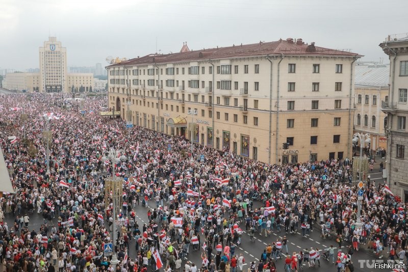 О том, как считают в Беларуси. На первом фото митинг за Лукашенко неделю назад, людей свозили со всей страны. На второй - протест в последнее воскресенье, та же самая площадь, только площадь видна полностью (а не 30% ее процентов сбоку которые видны на первом фото); митингующие были и с другой стороны от фотографии вдоль проспекта.
Так вот по официальным данным милиции на первом митинге "за" Лукашенко было 70 тысяч человек, а на втором "против" - максимум 20 тысяч... 
Детальный подсчет по площадям дает отличие ровно в 10 раз, и совсем не в официальную сторону (15 тысяч против 170, хотя тут можно играть с плотностью)...

PS Вот точно также и голоса на выборах "посчитали".