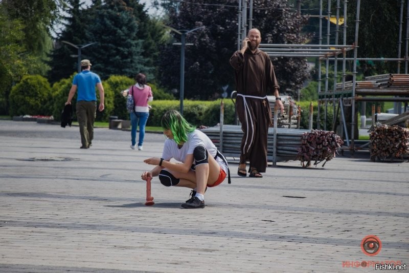 Поскольку на измерение всей набережной ушло бы несколько дней, девушка решила захватить основную прогулочную часть   от ресторана Coast до гостиницы «Парус». Главный инструмент   «польский девственник», который она использовала в качестве линейки. Итак, расстояние от таблички «Только для членов яхт-клуба» до Шара   3542 члена. Кстати, этих нелегких, но безусловно важных сантиметров хватило, чтобы увидеть весь калейдоскоп эмоций на лицах прохожих.

На случай если вам действительно интересно, длина набережной   от ресторана Coast до ресторана «Акварель»   составляет 6 786 членов. Тайные смыслы перфоманса, параллели и аллегории ищите сами   девушка приветствует любое проявление вашей фантазии.