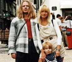 На Курт Кобейна похож на этой фотке