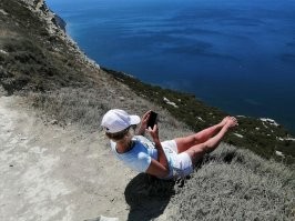 Моя фоткает ноги над обрывом.