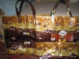 В середине  90-х по богатому было  ходить с пакетом из пакетов иностранных брендов. Чаще попадался бульон Knorr, но я фото не нашёл.