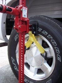 Есть зацепы на колеса. Так что не обязательно иметь силовые бампера под хайджек.