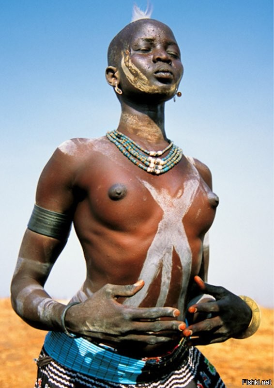 В мире осталось не так много мест, где люди живут в гармонии с природой и сохраняют самобытный уклад жизни, пронесенный сквозь тысячелетия. Одним из народов, упорно борющимся за свою уникальность, является племя динка, проживающее в Южном Судане и удивляющее исследователей и туристов своим видом и умением жить в гармонии со своей суровой землей. (Осторожно! Обнаженная натура).

Племенем динка можно назвать очень условно   это скорее группа племен одного народа, численностью около 3 миллионов человек. Динка   один из нилотских народов, сохранивший первобытно-общинный строй и языческие верования предков, основанные на поклонении силам природы и тотемным животным.

Представители динка высоки и стройны, а их женщины очень привлекательны и не признают одежду и косметику. Для юных девушек этого народа отсутствие одежды является признаком невинности и того, что они ждут своих женихов.