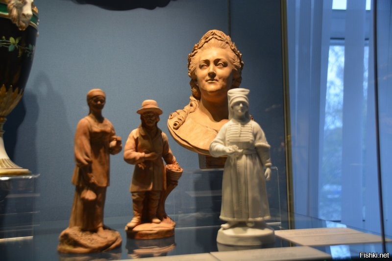 Ещё есть на территории завода свой музей, вход рядом с магазином. Там действительно раритетные, старинные изделия.