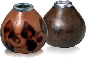 Не возникает. Мате - это напиток из листьев падуба. Тонизирующий с сильным ароматом и особым вкусом. Пьют очень горячий. Обычно заваривают в калебасе. Это такие небольшие тыквы, вычищенные от мякоти до состояния баклажки. Их украшают по разному. Очень красивые бывают. А пьют как раз через вот такие трубочки с фильтром бомбильи.